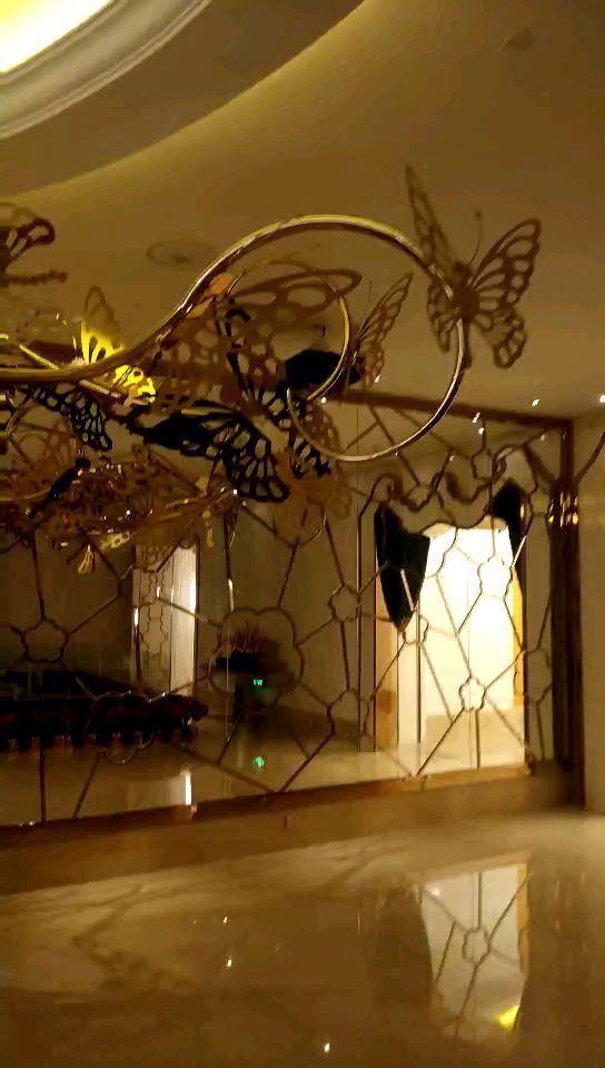 奥加美术馆酒店酒店大厅三通道投影柱 安装中 — 奥加美术馆酒店 数字展厅项目