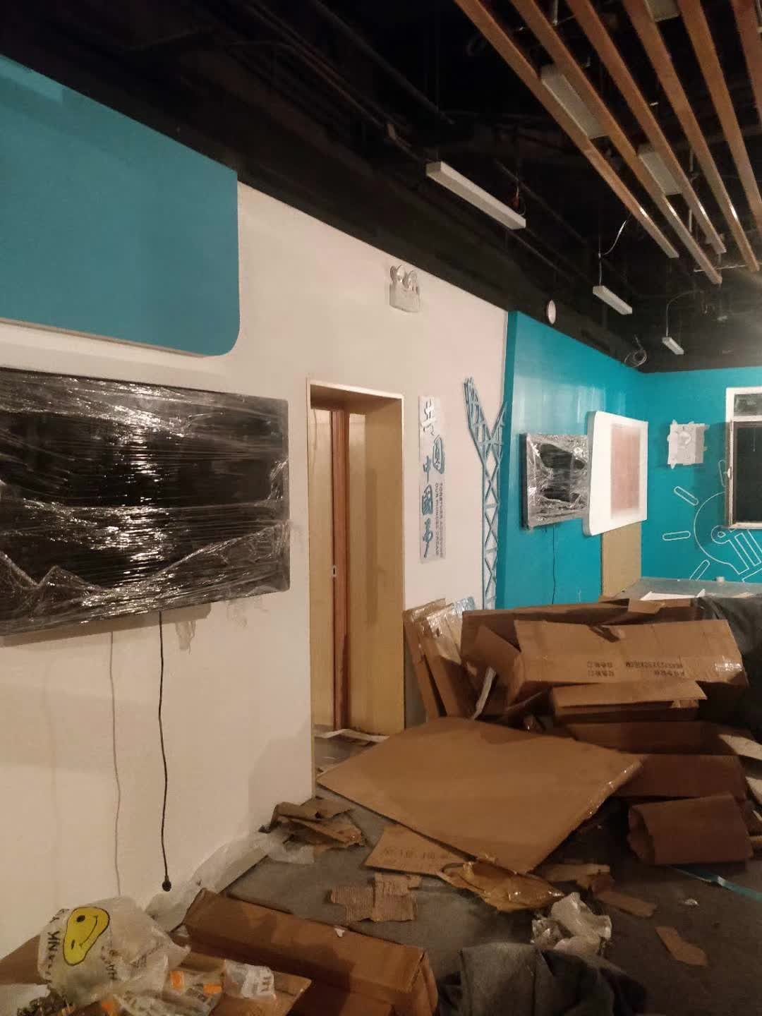 国网北京电科院国家电网科学院展厅 多媒体安装调试中 8米滑轨电视 壁挂广告机 — 国网北京电科院 数字展厅项目