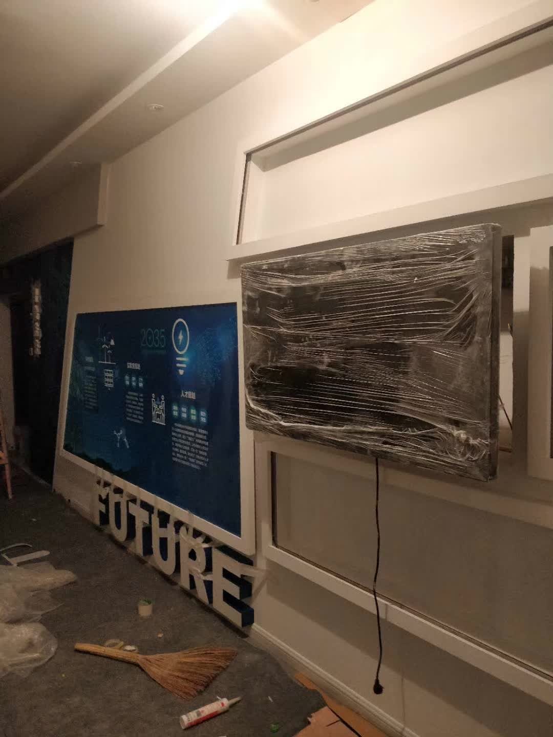 国网北京电科院国家电网科学院展厅 多媒体安装调试中 8米滑轨电视 壁挂广告机 — 现场照片 2