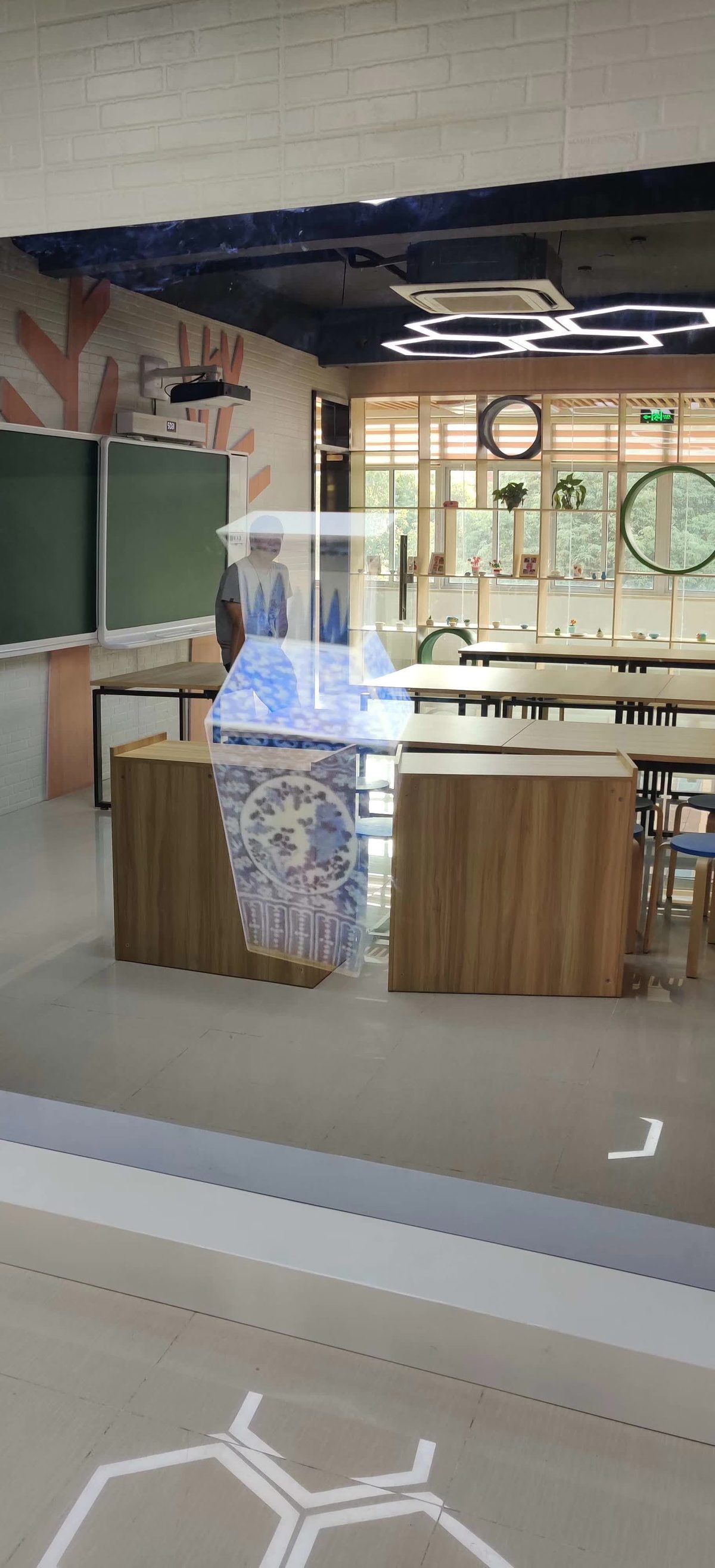 上海市闵行区七宝明强第二小学上海明强二小科技展厅 昆虫生物展厅多媒体设备 镜面屏 全息一体机 — 现场照片 5