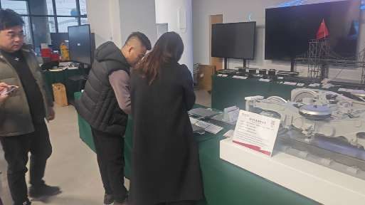 4米室内 160寸透明正投 有自然光看下效果 — 敬业集团高品钢科技公司 数字展厅项目