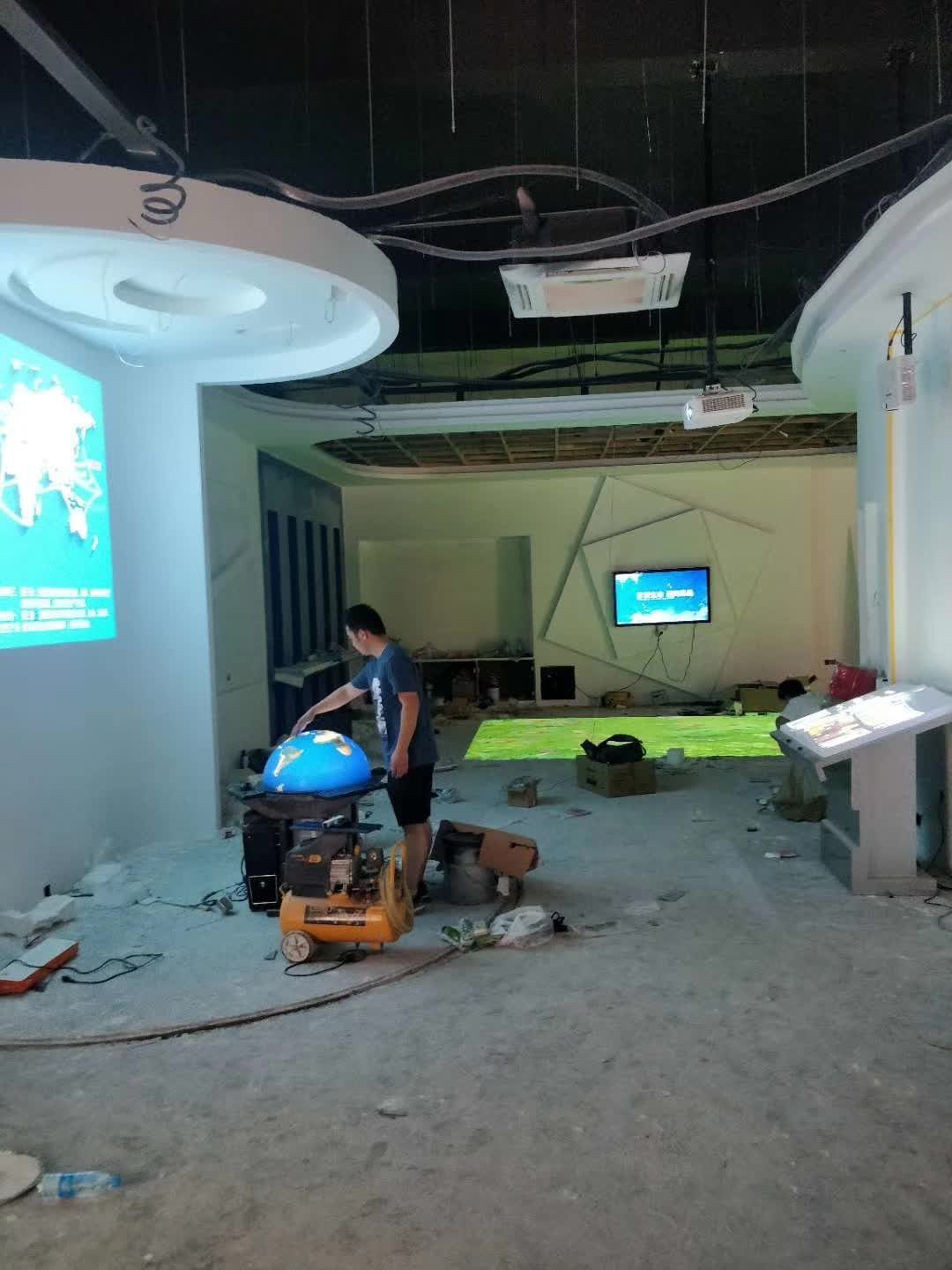 厦门市第十一中学厦门学校禁毒展厅 设备调试完成 翻书 签名 — 现场照片 2