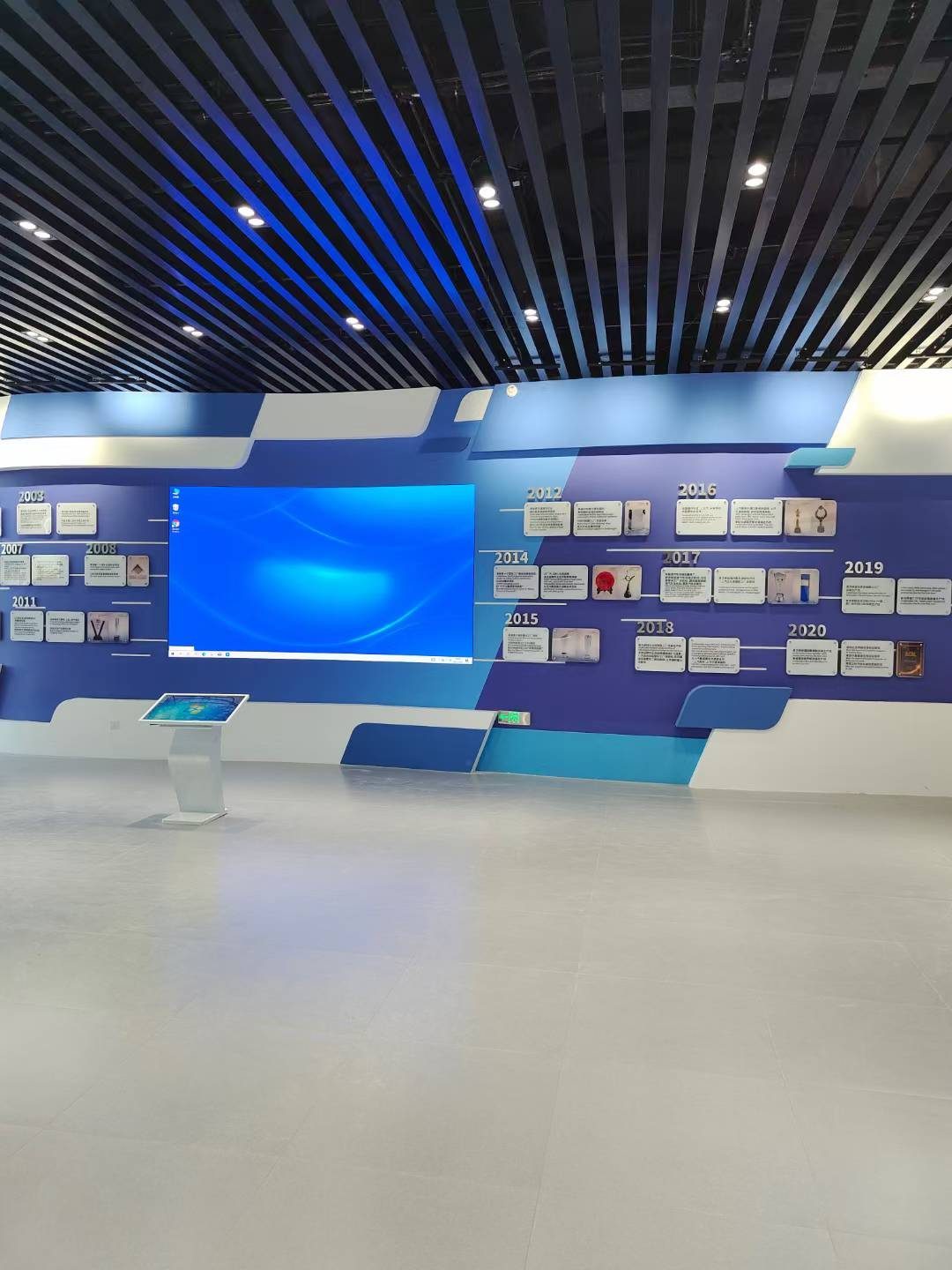 中汽系统工程有限公司天津中汽集团涂装展厅 交付使用 设计简洁 色调清晰 — 现场照片 6