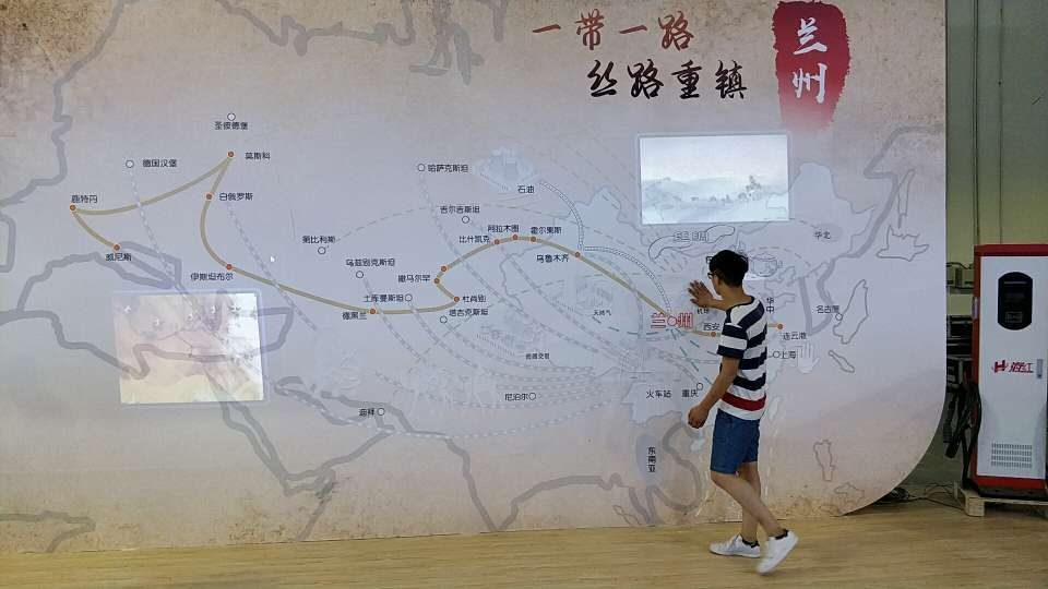 一到一路墙面触摸 6米5 — 兰州 数字展厅项目
